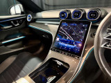 luxuryを感じるデジタルコックピット、上質素材が織りなす空間。利便性と高性能が融合した、この洗練された室内で、日常から非日常まで快適なドライブを。