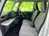 前席からは広い窓越しに周囲を見渡せ、運転中の確認もしやすい視界です。グレー系のシートと落ち着いた色合いの室内がまとまり、乗り降りしやすい開放的な空間です。