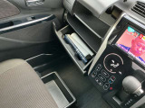 助手席シート下にもうれしい収納スペースを確保☆常備したいものの収納に便利です!