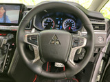 握りやすい形状のステアリングに、左右の操作スイッチをまとめて配置。運転姿勢を保ったまま手元の機能を確認しやすく、日常の運転を快適にサポートする使い勝手のよい装備です。