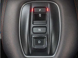 シフトはボタン操作となっており、直感的な操作性により、ドライバーの快適な運転を支援。P・N・Dは押す、Rは引くという人間の感覚にマッチした操作感です。