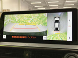 後方の映像に加えて車両周囲の状況も画面で確認でき、駐車時の目安として役立ちます。目視で周囲を確かめながら使うことで、車庫入れや狭い場所での取り回しをサポートします。