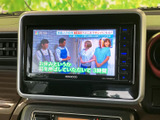 テレビ番組を画面で視聴できる装備です。お出かけ先での休憩中など、停車時の待ち時間を過ごす際にも活用でき、車内でのひとときをより楽しく演出してくれます。