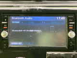 画面上でオーディオの状態や時刻を確認でき、音源選択などの表示も見やすくまとまっています。日常の移動中に使う機能を手元で把握しやすく、車内での操作をサポートします。