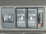 【両側パワースライドドア】スマートキーや運転席のスイッチで後席両側スライドドアの開閉が可能♪電動だから力を入れてドアを開ける必要が無く、小さなお子様でも簡単に開け閉めでき快適です♪