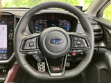 ステアリングには左右に複数のスイッチが配置され、手元で車内機能を操作できます。メーター類も視界に収まるレイアウトで、運転時に必要な情報を確認しやすい設計です。