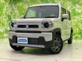 丸みのあるヘッドランプと力強いバンパーの組み合わせが印象的。明るいボディカラーが親しみやすさを添え、街中でも目を引く佇まいです。前方から側面へ続く形もご覧ください。