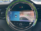 【リアビューカメラ(予想進路表示機能付】パーク・ディスタンス・コントロールが車両の前方や後方にある障害物までの距離を信号音とビジュアルで知らせ、狭いスペースでの駐車や車庫入れをサポートします。
