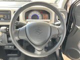 握りやすい形状で、運転席から自然に手を添えられるステアリングです。メーター類の視界を大きく遮らない配置もポイント。日々の運転を快適に楽しめます。