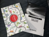 メンテナンスノート、取扱説明書ですね。 車の情報が凝縮されています。 車の整備記録が記載されている大事な物ですよ。