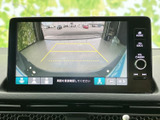 後方の映像とガイドラインが画面に表示され、駐車時に周囲との距離を確認する目安になります。車庫入れや狭い場所での後退をサポートする、日常に便利な装備です。