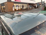 目立つキズ凹み等はありませんが、中古車という商品の特性ルーフには子キズや塗装しみがあります