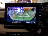 バックカメラの画像です。ガイドラインがスムースな車庫入れをサポートいたします。車庫入れの安心感がアップしますね。