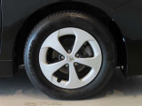 純正のアルミホイール装着車です。タイヤサイズは195/65R15です。