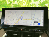 地図上で現在地や周辺の道路を確認でき、目的地までのルート確認に役立ちます。画面内の表示や操作アイコンも見やすく、日常のお出かけをサポートしてくれる装備です。