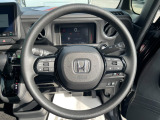 【ハンドル】運転にかかわる様々な操作を安全に行えるように視点移動が少なく操作性に配慮されたスイッチ類が凝縮されたコックピットです。