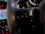 MINIの内装はとにかく『円』に拘ったデザインコンセプトが一目で伝わってきます。これほど円形に拘った車は他に御座いません。伝統のデザイン、トグルスイッチなど遊び心のある内装で御座います。