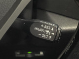 【レーダークルーズコントロール】従来のクルコンの機能に加え、先行車に接近すると、安全な車間距離を保ちながら先行車の車速に合わせ追従するシステム。