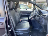 運転席と助手席は、落ち着いた色合いのシートでゆったりとした空間を演出します。前方や左右の視界も確保しやすく、乗り降りの際にも室内の様子を把握しやすい配置です。毎日の移動を快適に支えます。