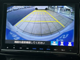 後方の様子を画面で確認でき、駐車時の周囲確認をサポートします。ガイドラインも表示されるため、駐車スペースとの位置関係を把握しやすく安心です。