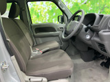前席はゆったりとした座面と背もたれで、運転席・助手席それぞれに腰を落ち着けやすい空間です。窓から光が入り、ドア側にも手元の置き場が備わるなど、乗る方が快適に過ごせる室内になっています。
