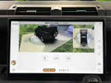 車を真上から見下ろしているような映像を画面に映します。周囲360度の死角をすべて確認できるため、狭い道でのすれ違いやバック駐車も怖くありません。障害物がひと目でわかり、大きな車体でも安全に運転できます