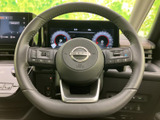 ステアリングの左右に各種スイッチがまとまり、運転姿勢を保ちながら手元で操作しやすい配置です。メーターや周囲の表示を確認しつつ扱えるため、日常の運転をサポートします。