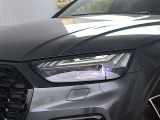 必要な場所を正確に照らすマトリクスLEDヘッドライトの機能と美しさ、LEDをストライプのように並べたウイング形状のデイタイムランニングライトは、美しく、昼間走行中の識別性を高めるAudiオリジナルのアイデアです