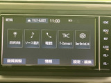 画面には目的地やソース選択、電話などの項目が並び、必要なメニューを見つけやすい表示です。画面脇にも操作ボタンがまとまり、移動中に使う機能を確認しやすい構成となっています。