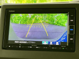 後方の様子を画面で確認でき、ガイド線が駐車時の目安になります。車庫入れや縦列駐車の際に周囲を確かめる助けとなり、後退時の安全確認をサポートする便利な装備です。