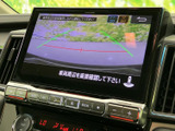 画面には車両後方の映像と目安線が表示され、駐車時に周囲との距離を確認する際に役立ちます。画面上の案内も見やすく、後退時の安全確認を補助してくれる便利な装備です。