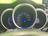 速度や各種表示を運転席から確認しやすい配置です。円形のメーターが並び、必要な情報をひと目で把握しやすく、日々の運転を支えてくれる装備です。