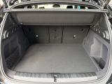 BMWではスペアタイヤが非搭載となるため、スペースは拡大されており、収納スペースとして利用可能。トランクの下にも収納スペースがあり、意外と役に立つスペースでございます。