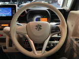 握りやすい形状で、運転席からメーターや画面を確認しながら手元で扱いやすい配置です。スイッチも備わり、必要な操作をまとめて行えるため、毎日の運転を支える使い勝手のよい装備となっています。