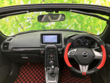 運転席から前方を見渡しやすいレイアウトで、メーターやナビの位置も確認しやすい室内です。左右のシートは身体を支える形状で、乗り降りから着座まで日常的に使いやすい空間をお確かめいただけます。
