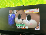 テレビ番組を画面で楽しめる装備を備えています。お出かけ先での休憩中など、停車時に映像を視聴できるのが魅力です。画面表示も見やすく、日常の待ち時間を過ごす際に便利です。