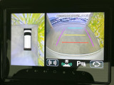 車両周囲の映像と後方の映像を画面で確認でき、駐車時の周囲確認をサポートします。目安となるガイド表示もあり、車庫入れや狭い場所での操作に役立ちます。