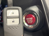 【Hondaスマートキー】カバンやポケットに入れたままでもドアの施錠・解錠が可能なスマートキーを装備。エンジンのオン・オフ時もカギを取り出す必要が無いからとっても便利です♪