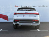 Audiのリヤディフューザーは、車両の後方での空気の流れを整え、乱流を減少させることで、走行安定性を向上させます。またスポーティで洗練された外観を提供し、全体のスタイルに一体感を持たせます。