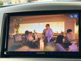 テレビ映像を停車中に楽しめる画面を備え、休憩時間の車内で番組を視聴できます。表示内容を確認しやすく、お出かけ先での待ち時間にも活用いただける便利な装備です。