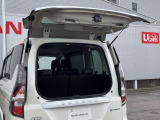 デュアルバックドア   後ろに停まっているクルマや壁からの距離が近くても、荷物の出し入れが可能です