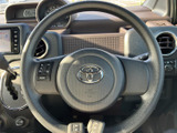 後方の様子を画面で確認でき、駐車や車庫入れの際に周囲を把握する目安になります。目視と併せて活用いただける、日常の駐車をサポートする装備です。