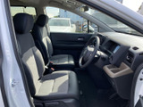 落ち着いた色合いのシートと見通しのよい前方視界で、運転席まわりにゆとりを感じられます。座面と背もたれの形状も分かりやすく、毎日の移動を落ち着いて過ごせる空間です。