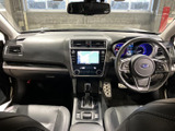 運転席から助手席まで見渡せる室内は、前方の視界が開けたレイアウトです。シートやダッシュボードは落ち着いた色合いでまとめられ、同乗される方にも心地よい空間です。
