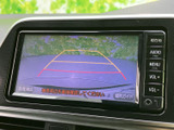 車両後方の様子を画面で確認しながら駐車をサポート。目安となるガイド線も表示され、周囲の状況を把握しやすいのがポイントです。駐車時の安全確認に役立つ便利な装備としてご活用いただけます。