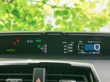 速度やシフト位置などの情報が画面上にまとめて表示され、運転中に必要な情報を確認しやすい構成です。視線を大きく移さずチェックしやすく、日々の運転を支える装備となっています。