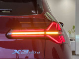 BMWのテールランプはプレスラインへと続く形状のため、統一感のある綺麗なラインを演出しております。