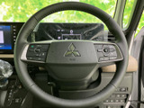 手元に複数のスイッチがまとまり、運転姿勢を保ったまま各種操作を行いやすい構成です。視線を前方に向けながら使いやすく、日々の運転を快適にサポートします。
