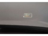 【HUD】ヘッドアップディスプレイ。運転中に視線を大きく移動させることなく車速や道路の制限速度といった基本的な情報を表示します。