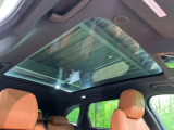 パノラミックガラスルーフは車の屋根に設けられた開閉可能なガラス窓です。車内に光を採り入れて開放感を高めます。